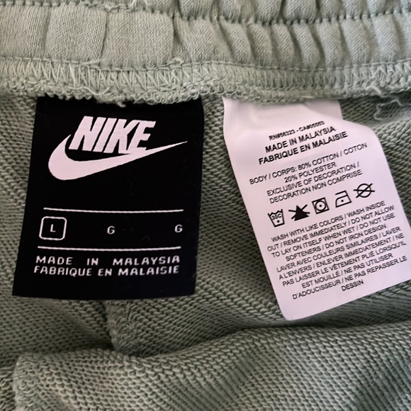 Nike Men's Cargo Short with Drawstring Clasp - Size Large - Picture 4 of 7